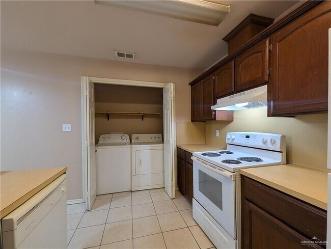 Building Photo - 1409 W Prosperity Dr