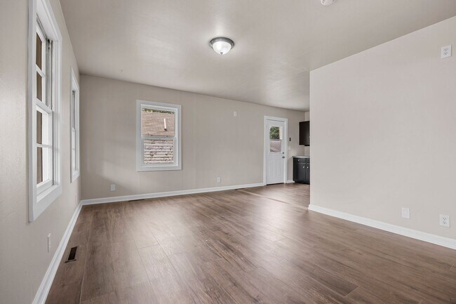 Building Photo - 3 Bedroom 1 Bath Home for Rent in Perry