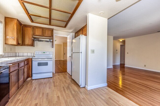 Building Photo - 4 bed/3 bath Single Family Home w/ large backyard!