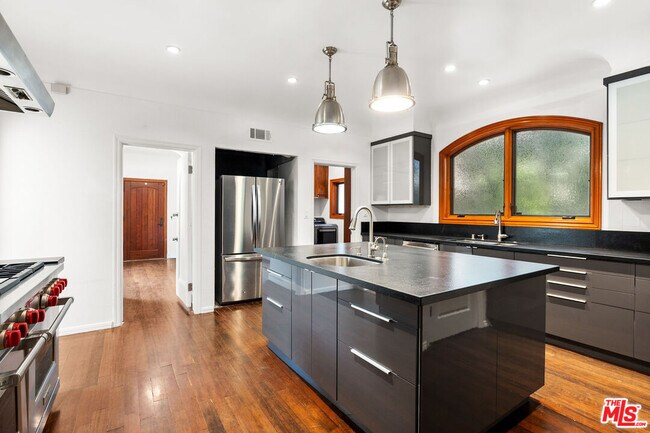 Building Photo - 11159 La Maida St