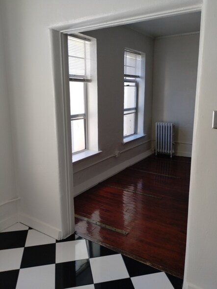 Building Photo - 901 S Kingsley Dr