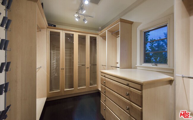 Building Photo - 3016 Elvido Dr