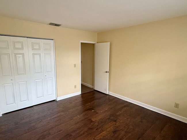 Building Photo - 2/1.5 Townhome located in Tampa with Priva...