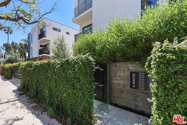 Building Photo - 921 N Mariposa Ave