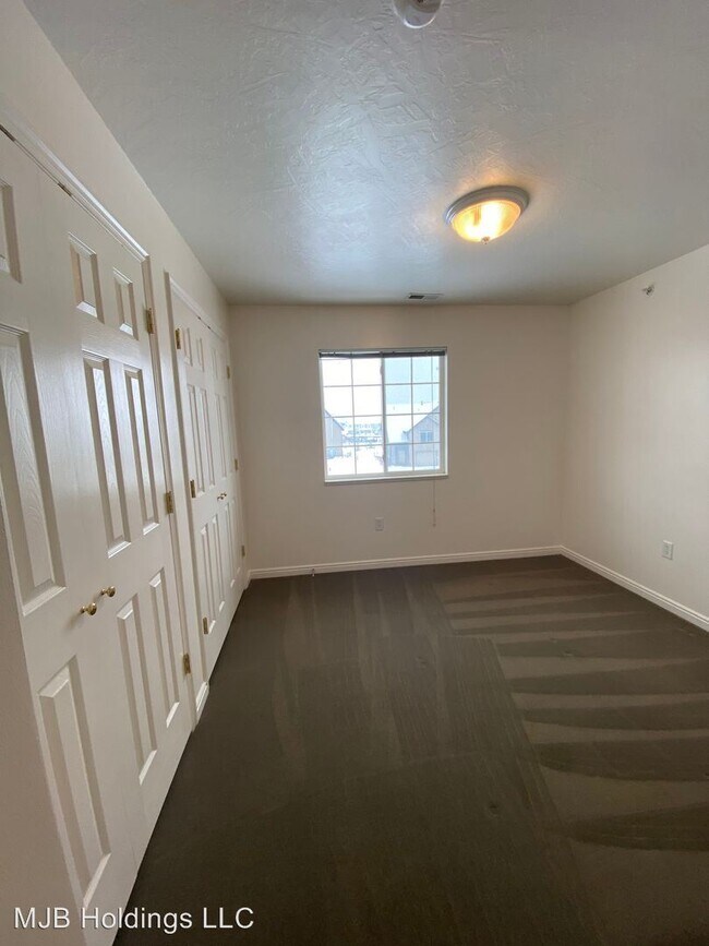 Building Photo - 1693 N 400 W