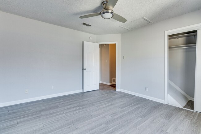 Building Photo - Broken Spoke - SOLA Townhome - 2BD - 1BA -...