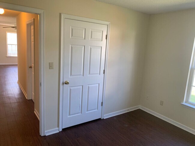 Building Photo - City Home located in Quiet Community