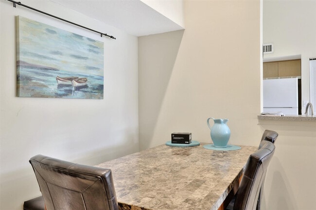 Building Photo - 723 Villa Cir