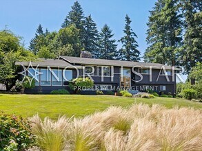 Building Photo - 860 S Skyland Dr