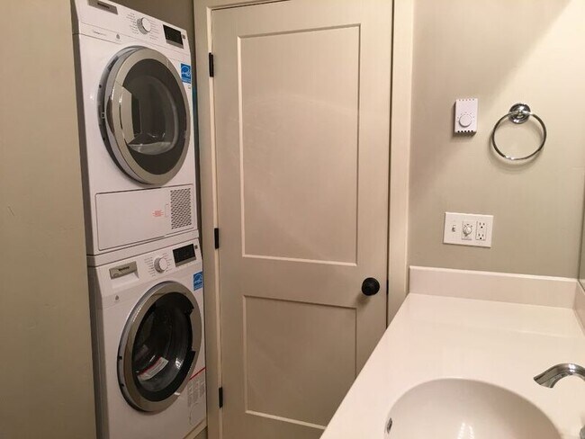 Building Photo - 502 SW Evergreen Ave