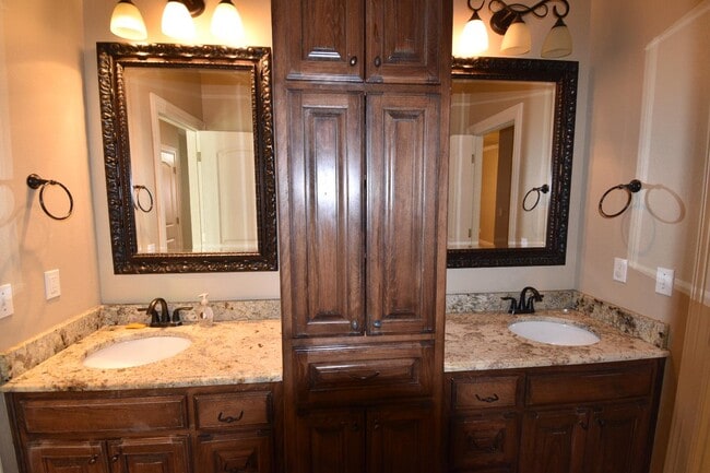 Building Photo - 7871 Oak Creek Trl