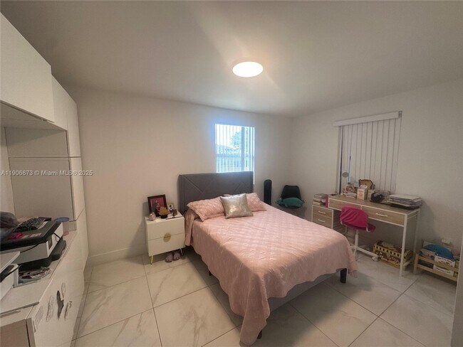 Building Photo - 22045 SW 114th Ave