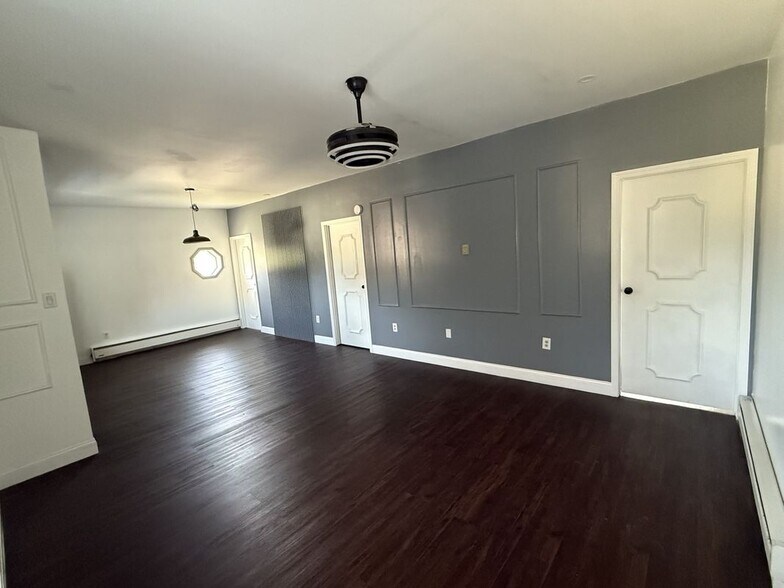 Building Photo - 132 E Main St