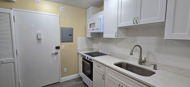 Building Photo - Elegant Renovated Studio with Juliet Balco...