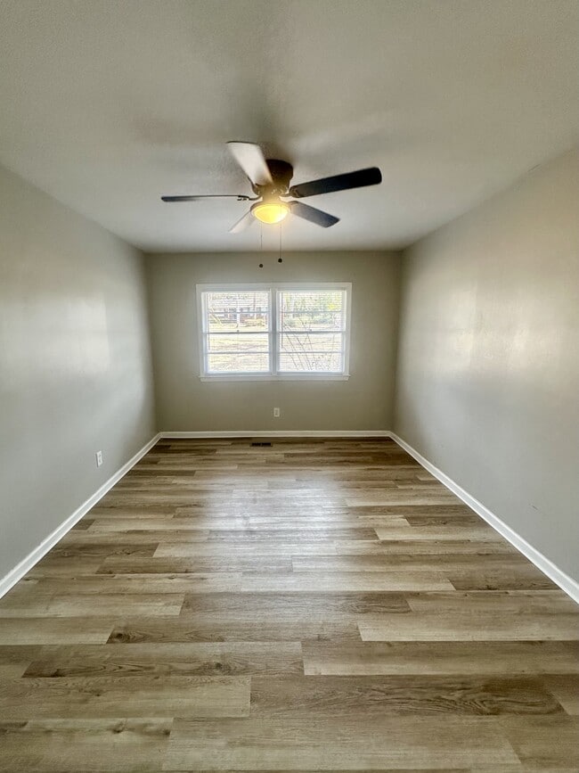 Building Photo - 2100 Park Ln