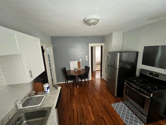 Building Photo - 85 Cowles St