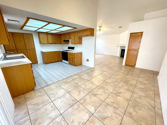 Building Photo - Cute 3 Bedroom Home in Center of Kingman- Available Now!