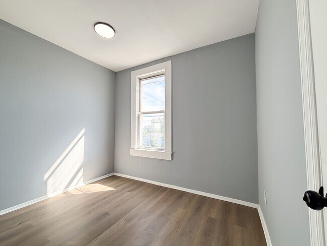 Building Photo - 478 S 15th St