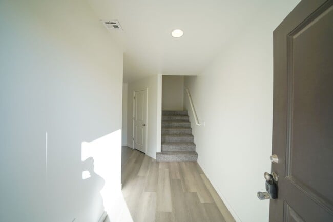 Building Photo - Spacious Townhome for Rent – Prime Location!