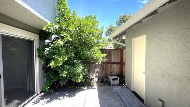 Building Photo - Concord Beautiful remodeled 3 bedroom 2 ba...