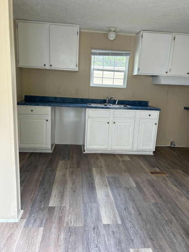 Building Photo - 209 McQueen St