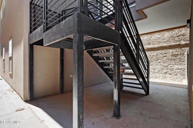 Building Photo - 916 St Vrain St