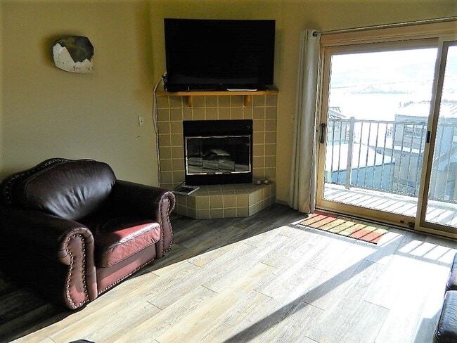 Building Photo - Summer Seasonal Rental- Lake Forest E301