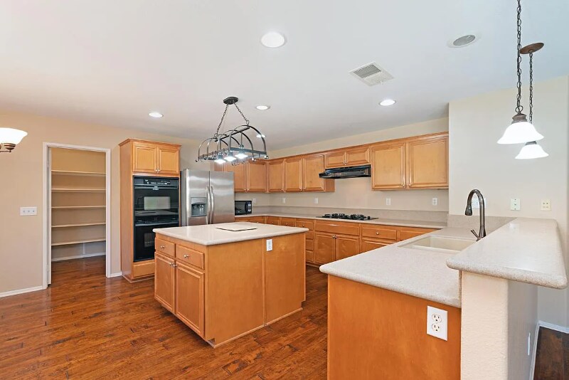 Building Photo - 302 La Soledad Way