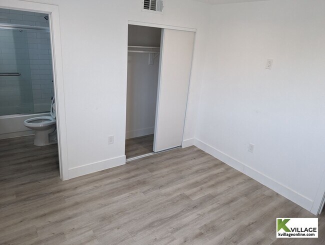 Building Photo - 1575 1/2 W 37TH PL - 303