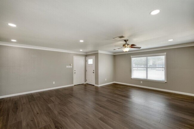 Building Photo - 2801 Adelen Ln