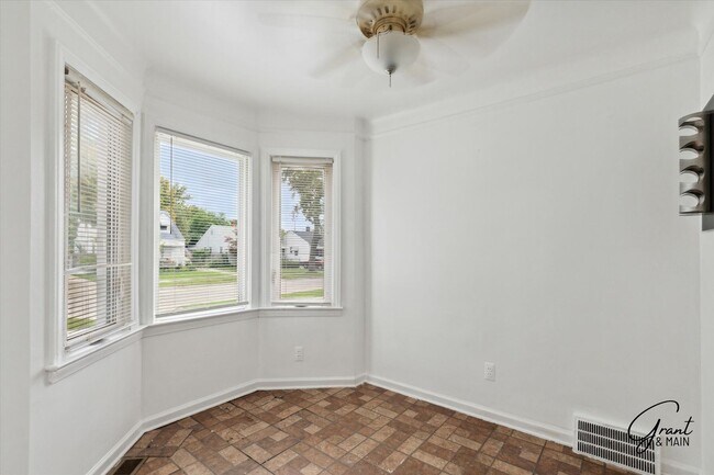 Building Photo - $1,100/month - 2 Bed 1 Bath in Harper Woods