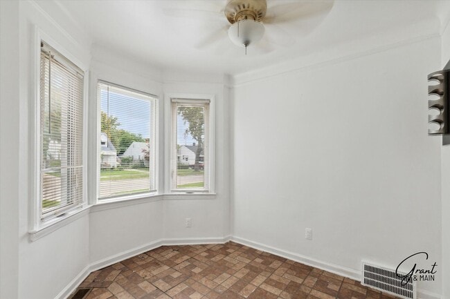 Building Photo - $1,200/month - 2 Bed 1 Bath in Harper Woods