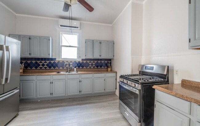 Building Photo - 302 E Cevallos St