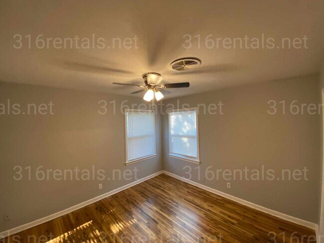 Building Photo - $795- 2 bed 1 bath - Spacious Duplex