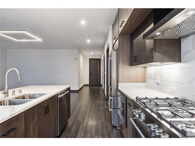 Building Photo - 253 Lake St E