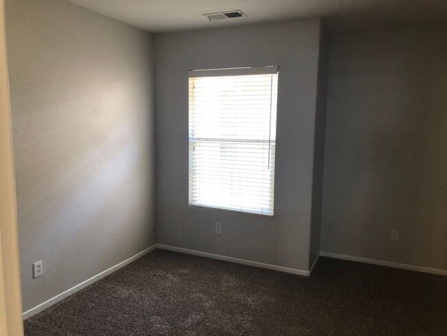 Building Photo - Upgraded 2 bedroom 2 bath condo in great c...