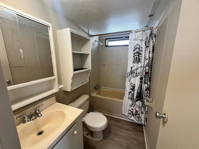 Building Photo - 1125 Chicago Bulls St