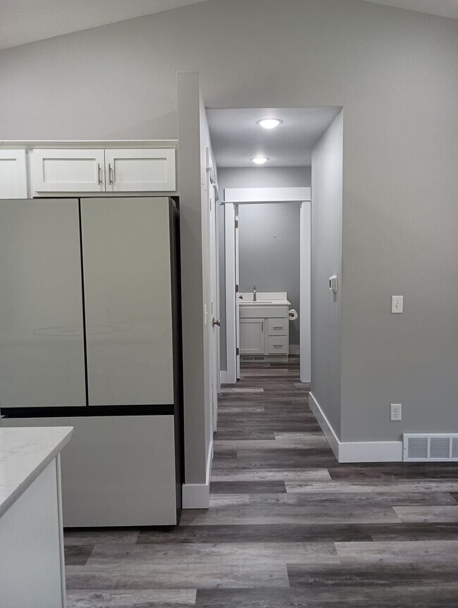 Building Photo - AVAILABLE NOW! 3 bed 2 bath Single Family home in Norton Shores!