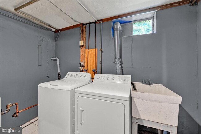 Building Photo - 260 Paradise Rd