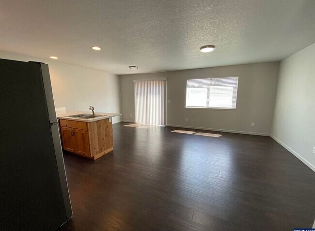 Building Photo - Available now! 3 bedroom ~ 2.5 Bathroom st...