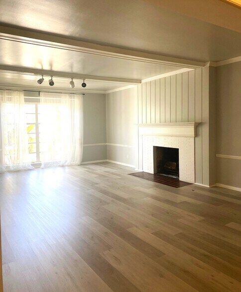 Building Photo - 10682 Kinnard Ave