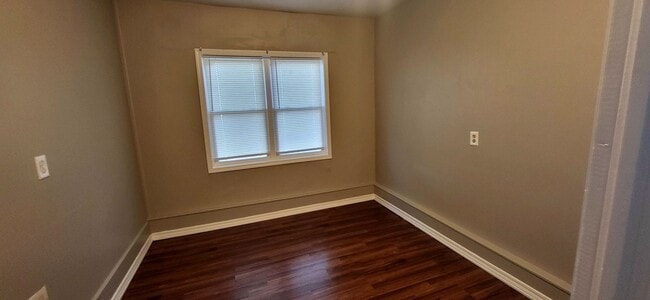 Building Photo - Adorable 3 Bedroom Home $1050!!!