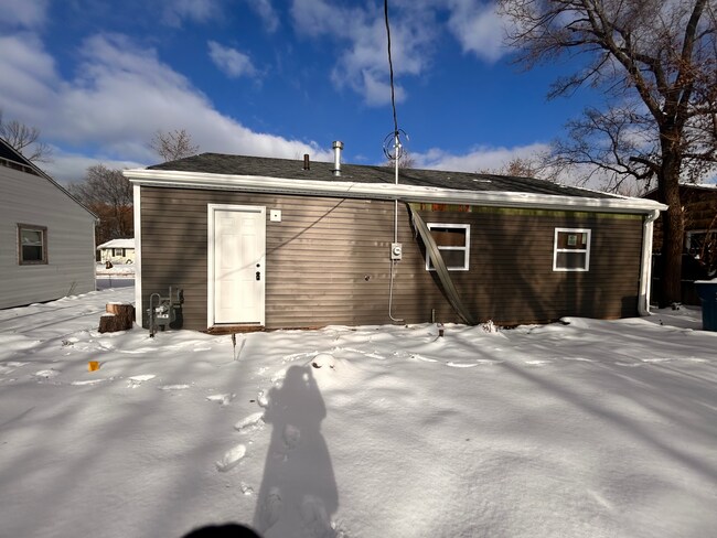 Building Photo - 2025 Central Dr