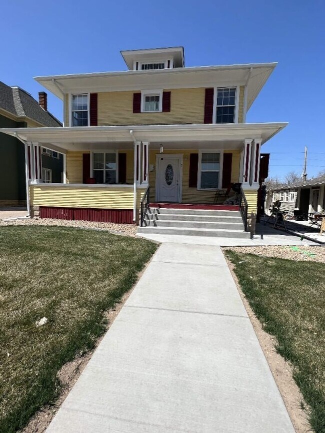 Building Photo - 1615 10th Ave