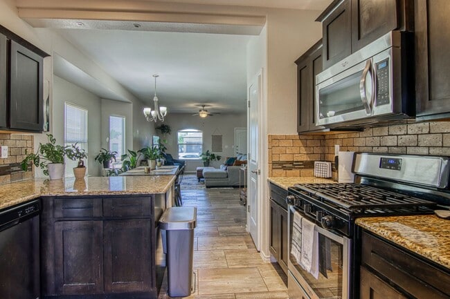 Building Photo - Beautiful Modern & Contemporary House 3 beds-2 baths in 79932