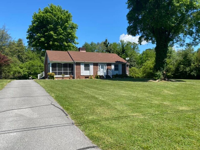 Building Photo - 3627 Riverview Dr