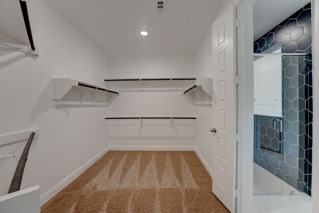 Building Photo - Must See 5 Bed 4.5 Bath in Northlake