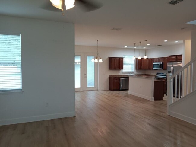 Building Photo - Spacious 4-Bedroom 2 Bathroom Apartment fo...