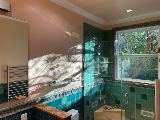 Building Photo - 2015 Franklin Ave E