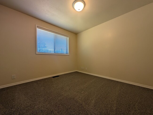 Building Photo - Wonderful 4-Bedroom, 2-Bath Home With Soli...